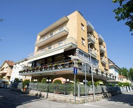 Hotel Luca Rimini Bagian luar foto
