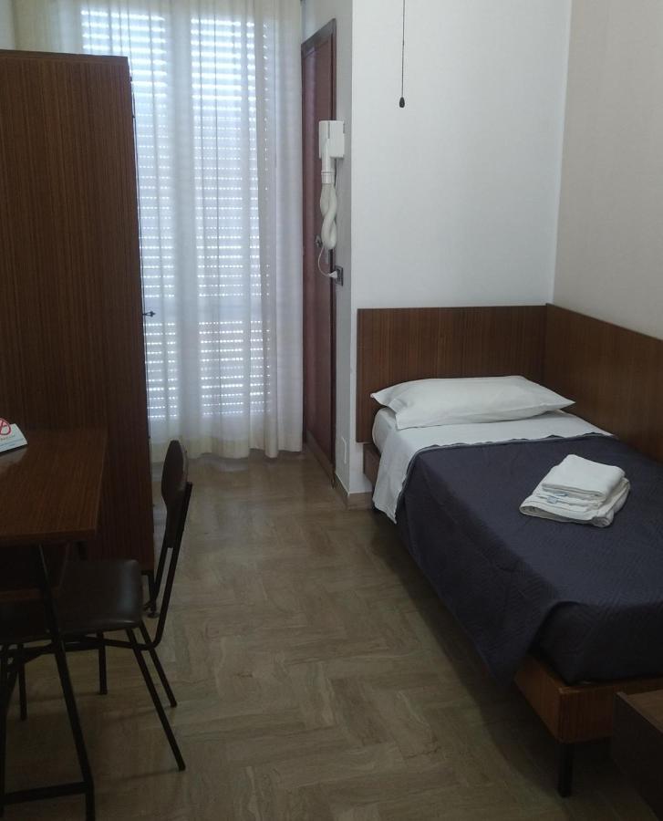 Hotel Luca Rimini Bagian luar foto