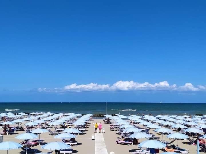 Hotel Luca Rimini Bagian luar foto
