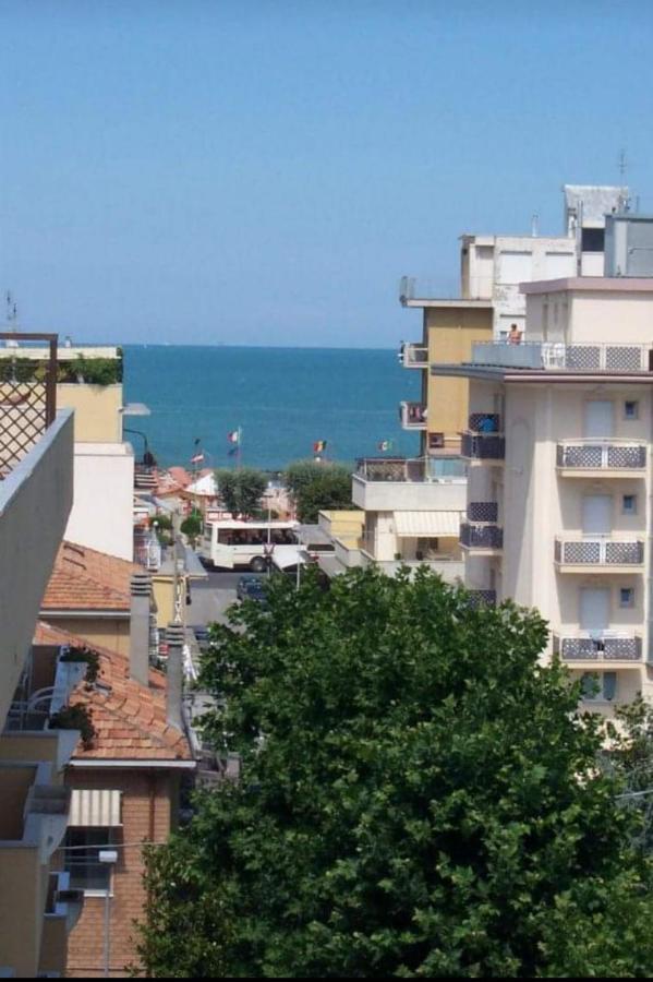 Hotel Luca Rimini Bagian luar foto