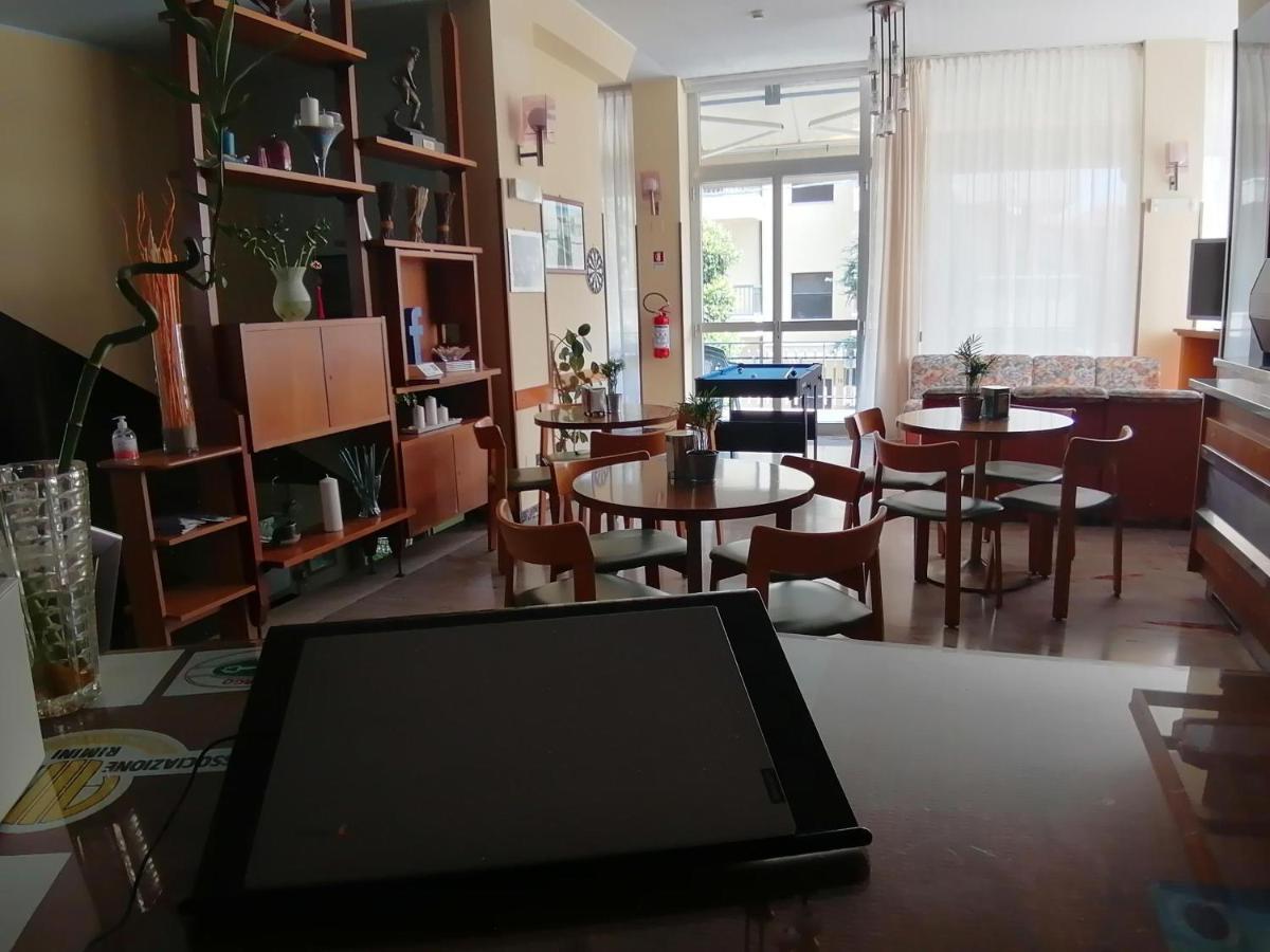 Hotel Luca Rimini Bagian luar foto