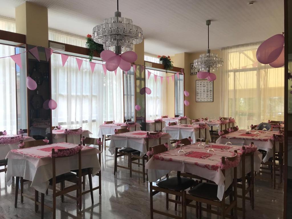 Hotel Luca Rimini Bagian luar foto