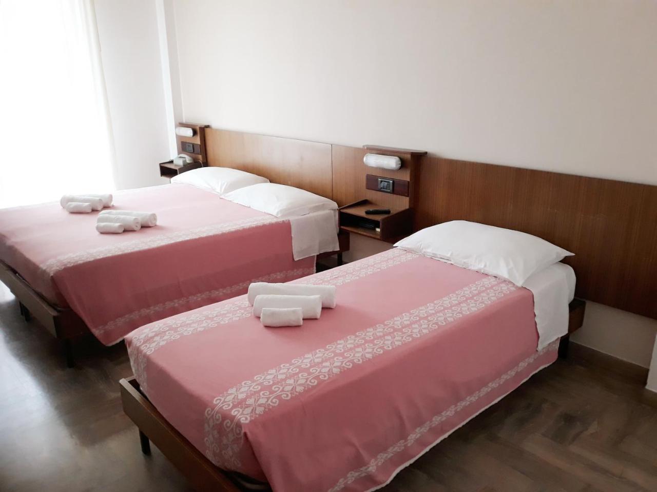 Hotel Luca Rimini Bagian luar foto