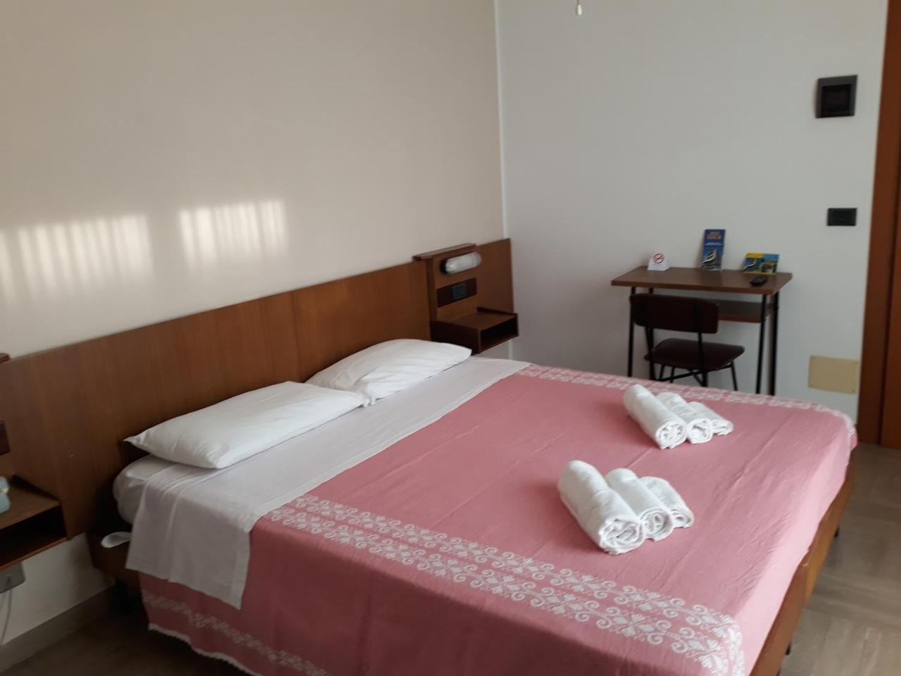 Hotel Luca Rimini Bagian luar foto